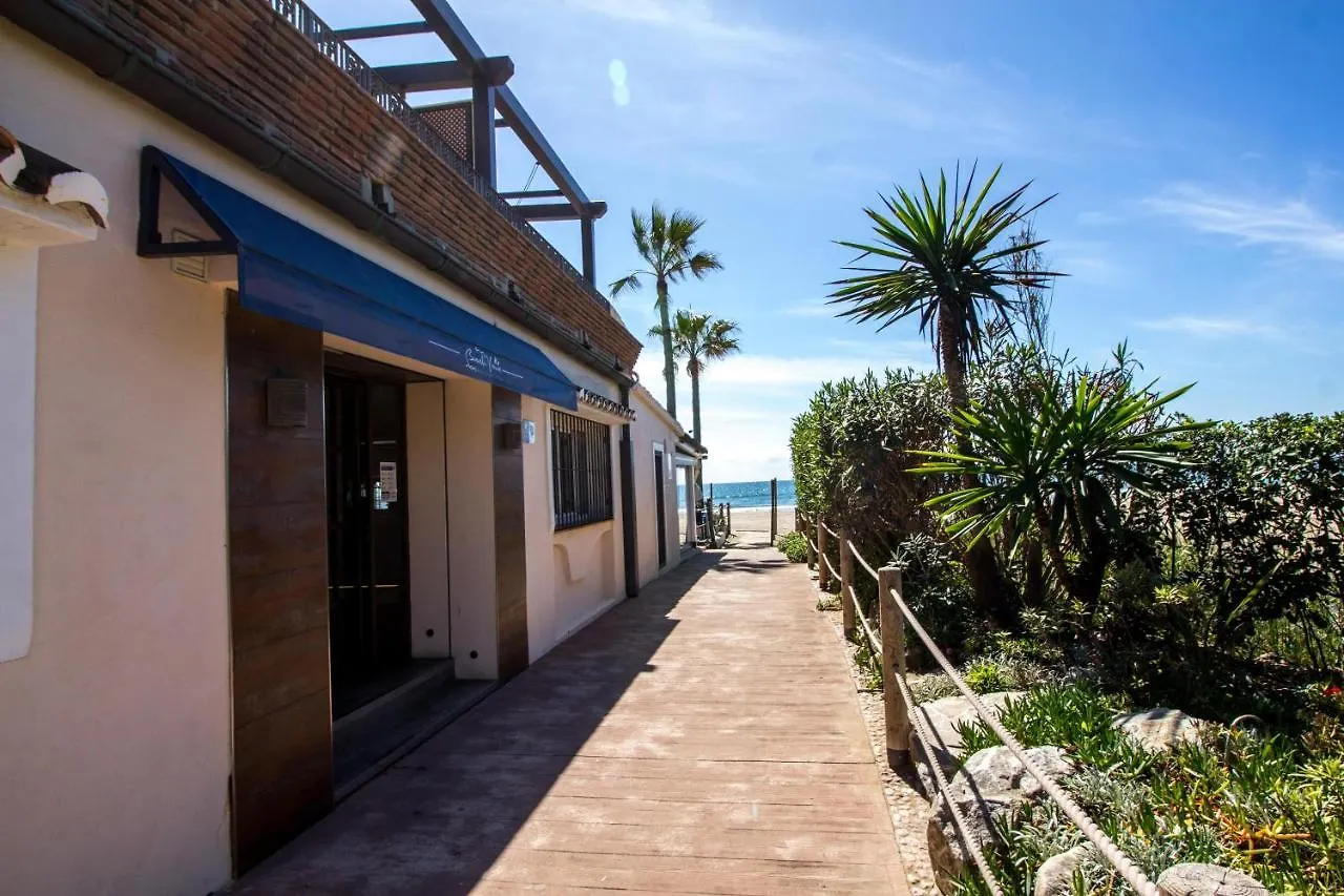 Perfectly Located Beachside Apartment In Elviria Marbella İspanya
